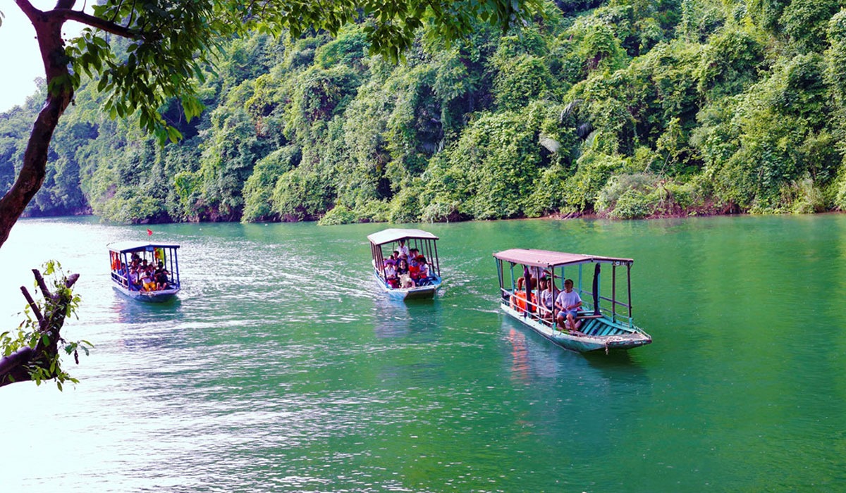 Việt Nam có hồ nước ngọt cảnh sắc nên thơ nào?