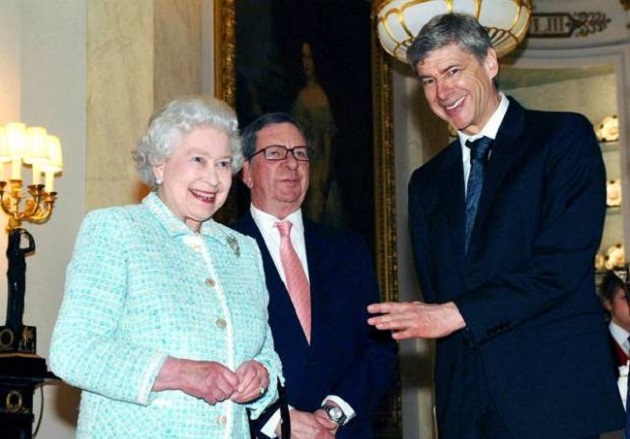  Arsene Wenger với Nữ hoàng Anh.