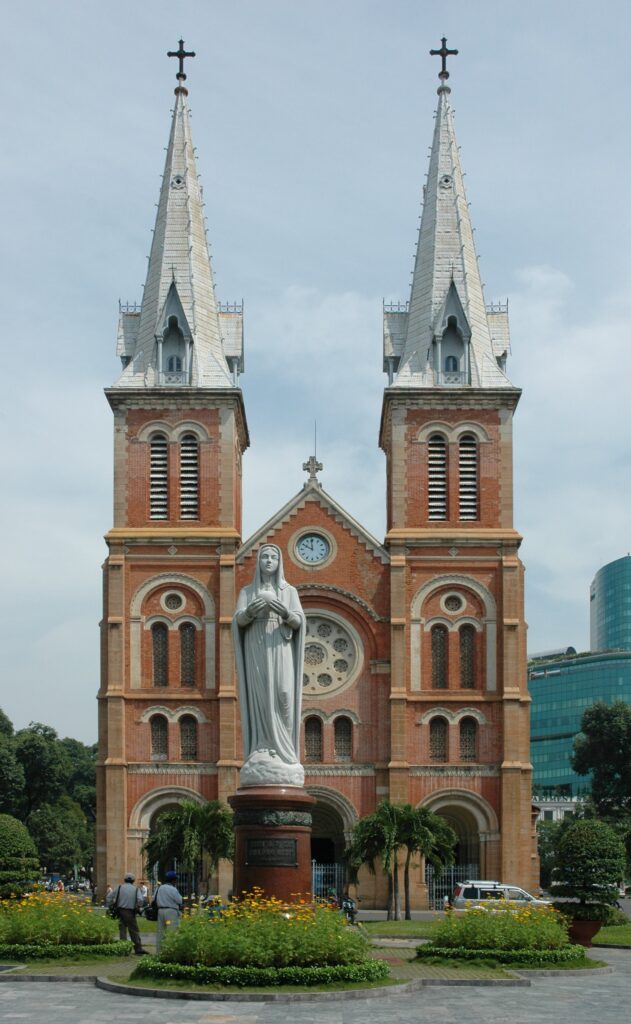 Tìm hiểu về lịch sử và kiến trúc của Nhà Thờ Đức Bà Sài Gòn